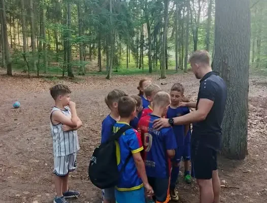 Rocznik 2018 zakończył sezon ogniskiem i meczem Rodzice vs Dzieci