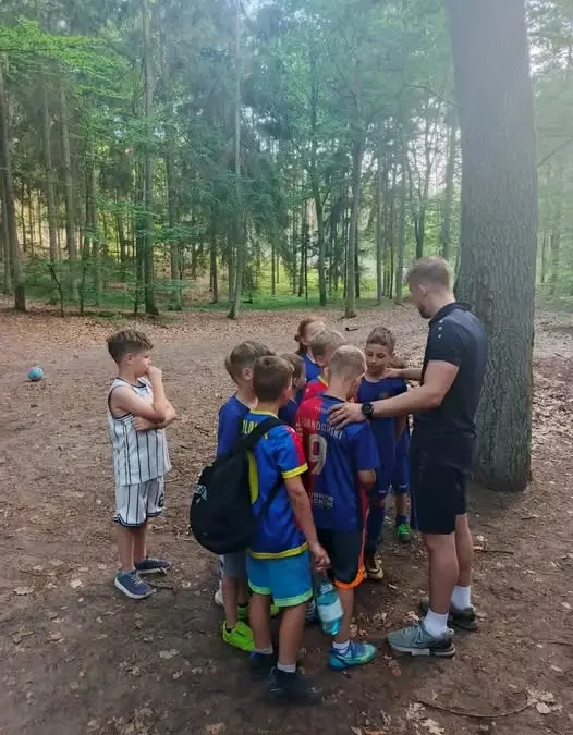 Rocznik 2018 zakończył sezon ogniskiem i meczem Rodzice vs Dzieci
