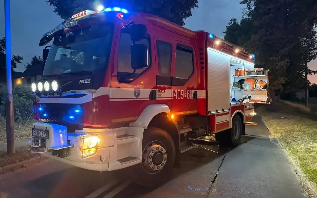 Poważne drzewo na drodze w Margoninie – interwencja OSP