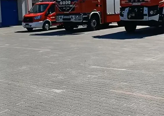 Pożar samochodu w Grabówce – strażacy z Budzynia i Wyszyn na miejscu