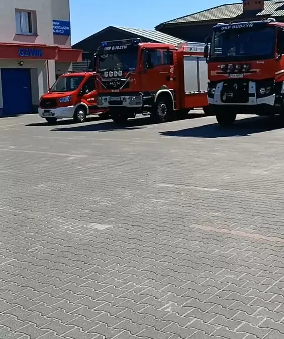 Pożar samochodu w Grabówce – strażacy z Budzynia i Wyszyn na miejscu