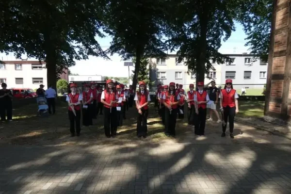 80-lecie OSP Lipa-Nowy Dwór: Młodzieżowa Orkiestra Dęta z Szamocina w nowych strojach
