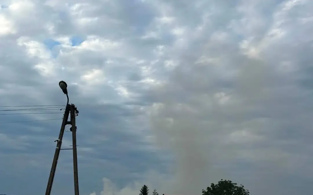 Pożar hali w Dziewokluczu – akcja straży pożarnej trwa