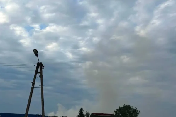 Pożar hali w Dziewokluczu – akcja straży pożarnej trwa