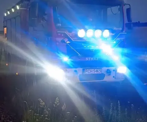 Pożar nasypu kolejowego w Budzyniu – strażacy w akcji