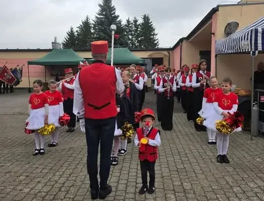 Młodzieżowa Orkiestra Dęta z Szamocina w nowych strojach reprezentacyjnych