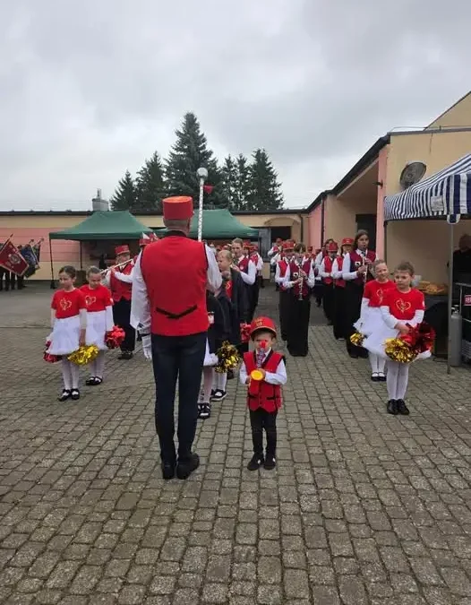 Młodzieżowa Orkiestra Dęta z Szamocina w nowych strojach reprezentacyjnych