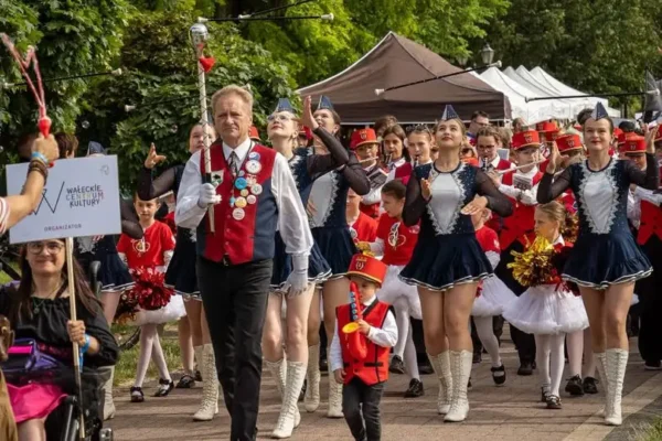 Młodzieżowa Orkiestra Dęta z Szamocina gra w wakacje – koncerty w Lipie, Laskowie i innych miejscowościach