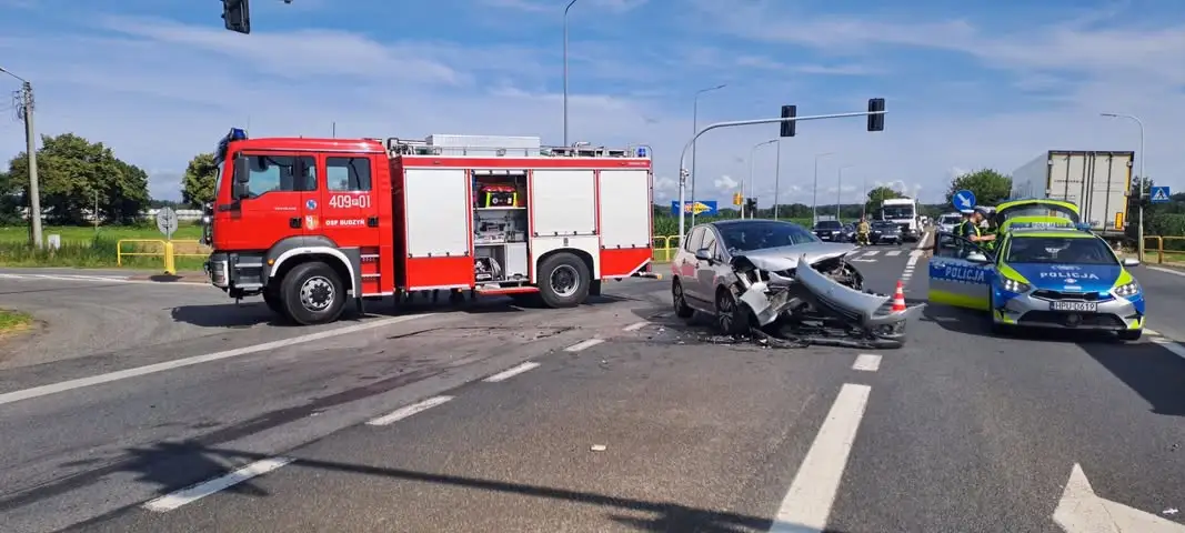 Wypadek na DK11 w Budzyniu – na miejscu służby ratunkowe