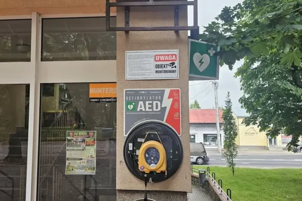 Szybka reakcja i AED uratowały życie pracownika starostwa w Chodzieży