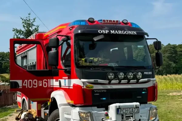 OSP Margonin usuwa konar drzewa nad drogą w Żoniu