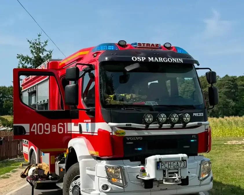 OSP Margonin usuwa konar drzewa nad drogą w Żoniu