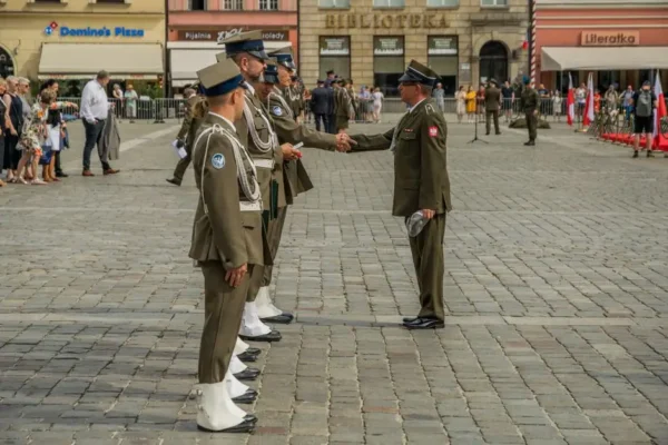 Święto Policji w Chodzieży: awanse, wyróżnienia i 100-lecie dzielnicowych