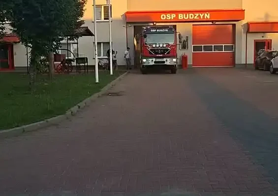 OSP Budzyń usuwa zagrażające gniazdo owadów w Dziewokluczu