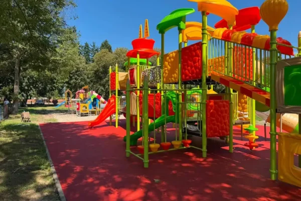 Nowe urządzenia na placu zabaw w Margoninie już dostępne