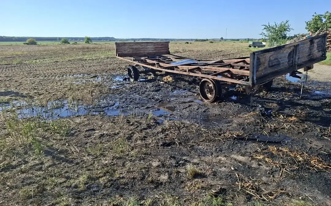 Pożar przyczepy ze słomą w Dziewokluczu – interwencja strażaków