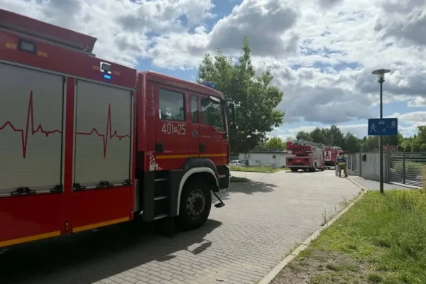 Pożar żywopłotu w Chodzieży – szybka akcja strażaków zapobiegła tragedii
