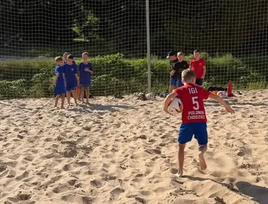 Akademia Polonii Chodzież trenuje beach soccer na piasku