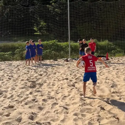 Akademia Polonii Chodzież trenuje beach soccer na piasku