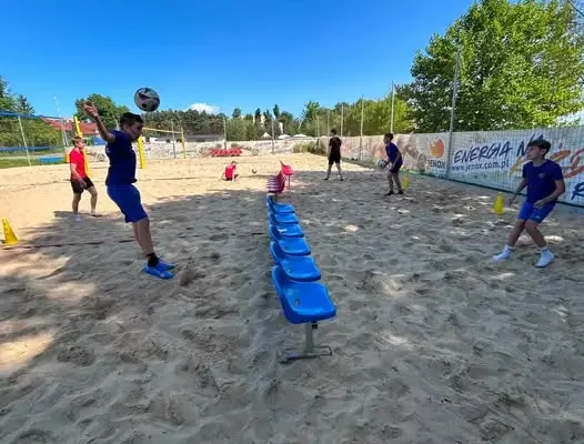Młodzi piłkarze z rocznika 2012/2013 ćwiczyli siatkonogę – nietypowy trening pełen zabawy