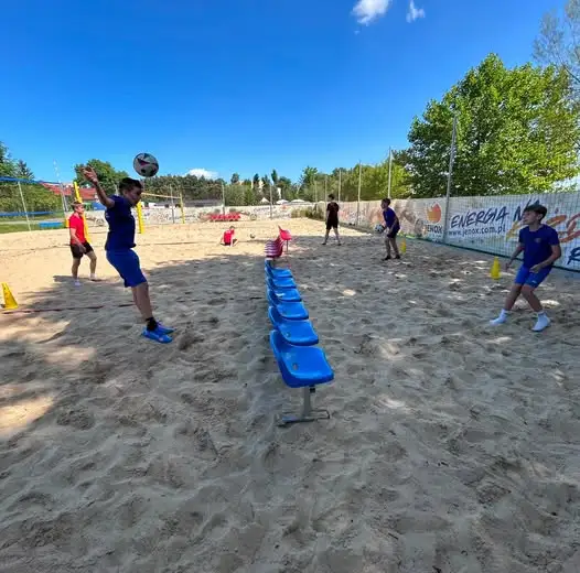 Młodzi piłkarze z rocznika 2012/2013 ćwiczyli siatkonogę – nietypowy trening pełen zabawy