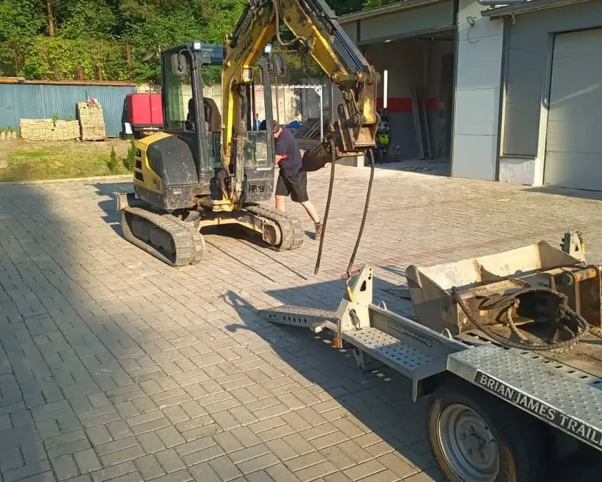 Firma KOWAL bezpłatnie pomogła OSP Chodzież w przygotowaniu garażu pod nowy wóz