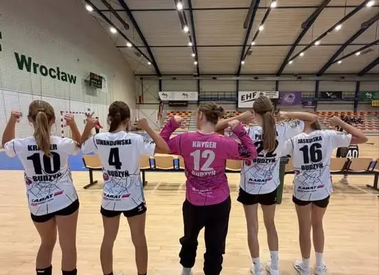 Młode szczypiornistki z gminy Budzyń walczą we Wrocławiu – pierwszy dzień turnieju za nimi
