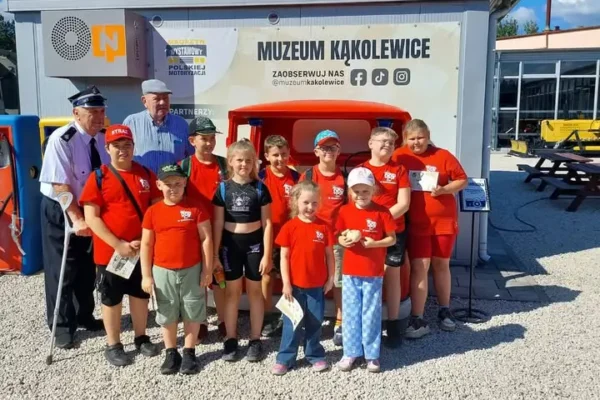 Dziecięca Drużyna Pożarnicza z wizytą w Muzeum Motoryzacji w Kąkolewicach