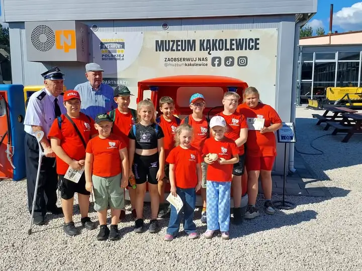 Dziecięca Drużyna Pożarnicza z wizytą w Muzeum Motoryzacji w Kąkolewicach
