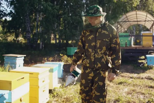 Sierżant Rafał Makowski z Margonina łączy służbę z pasją pszczelarską