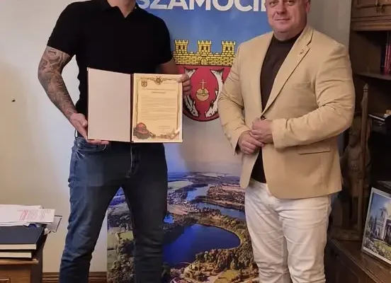 Strażak z OSP Szamocin uratował tonącego mężczyznę. Burmistrz wręczył mu list gratulacyjny