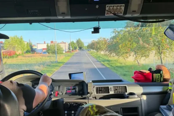 Pożar kosiarki w Szamocinie – interwencja OSP na ul. Łąkowej