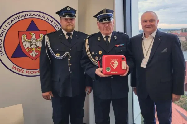 Nowy defibrylator AED dla OSP Lipia Góra – dar Samorządu Wielkopolski