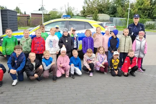 Pierwszaki z wizytą na posterunku policji w Budzyniu