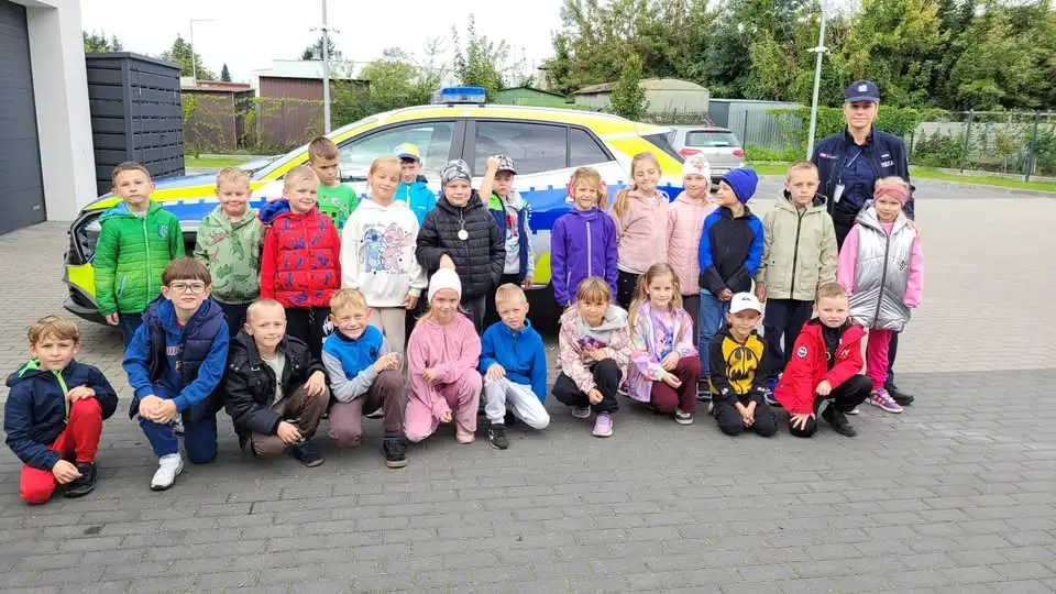 Pierwszaki z wizytą na posterunku policji w Budzyniu