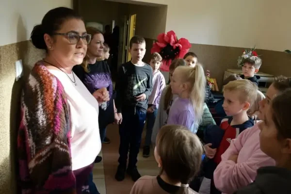 Jesienne warsztaty w Chodzieży: uczniowie SP nr 1 tworzyli kasztanowe napisy i drzewka