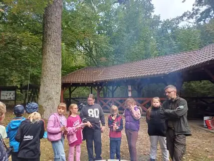 Leśna wyprawa klasy 3c – przyroda, ślady zwierząt i spotkanie z leśniczym