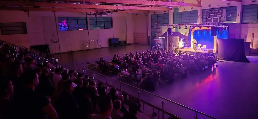 Kabaret Paranienormalni rozbawił Szamocin do łez