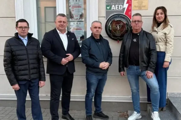 Nowy defibrylator AED w Szamocinie – mieszkańcy zyskali dodatkowe wsparcie w ratowaniu życia