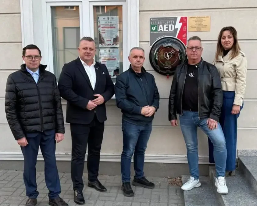 Nowy defibrylator AED w Szamocinie – mieszkańcy zyskali dodatkowe wsparcie w ratowaniu życia