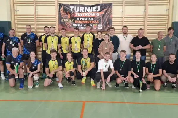Turniej siatkówki w Szamocinie: Puchar Burmistrza dla drużyny „7 Pancernych i Pies”