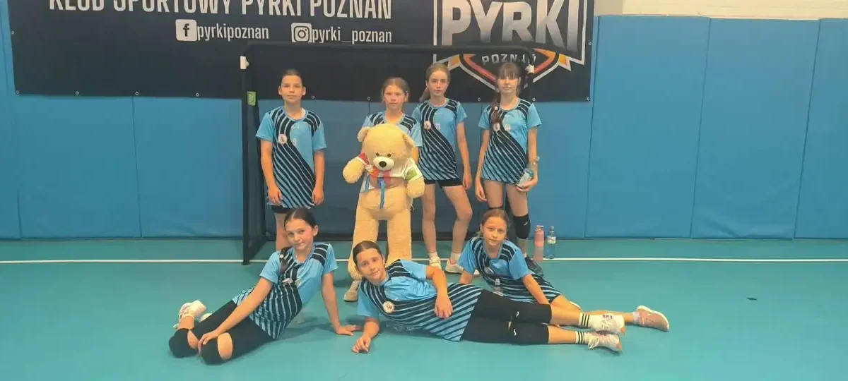 Rocznik 2015 z pięcioma zwycięstwami w pierwszym turnieju ligowym