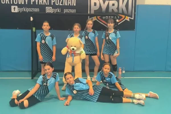 Rocznik 2015 z pięcioma zwycięstwami w pierwszym turnieju ligowym