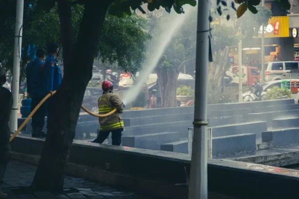 Chodzież: Policja i Straż Pożarna szkolą dyrektorów placówek oświatowych
